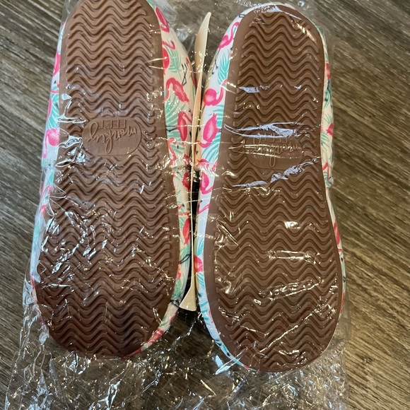 Flamingo moccasins by monkey feet - Picture 2 of 4